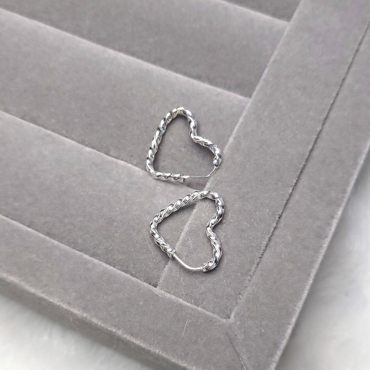 Coração vazado torcido 16mm