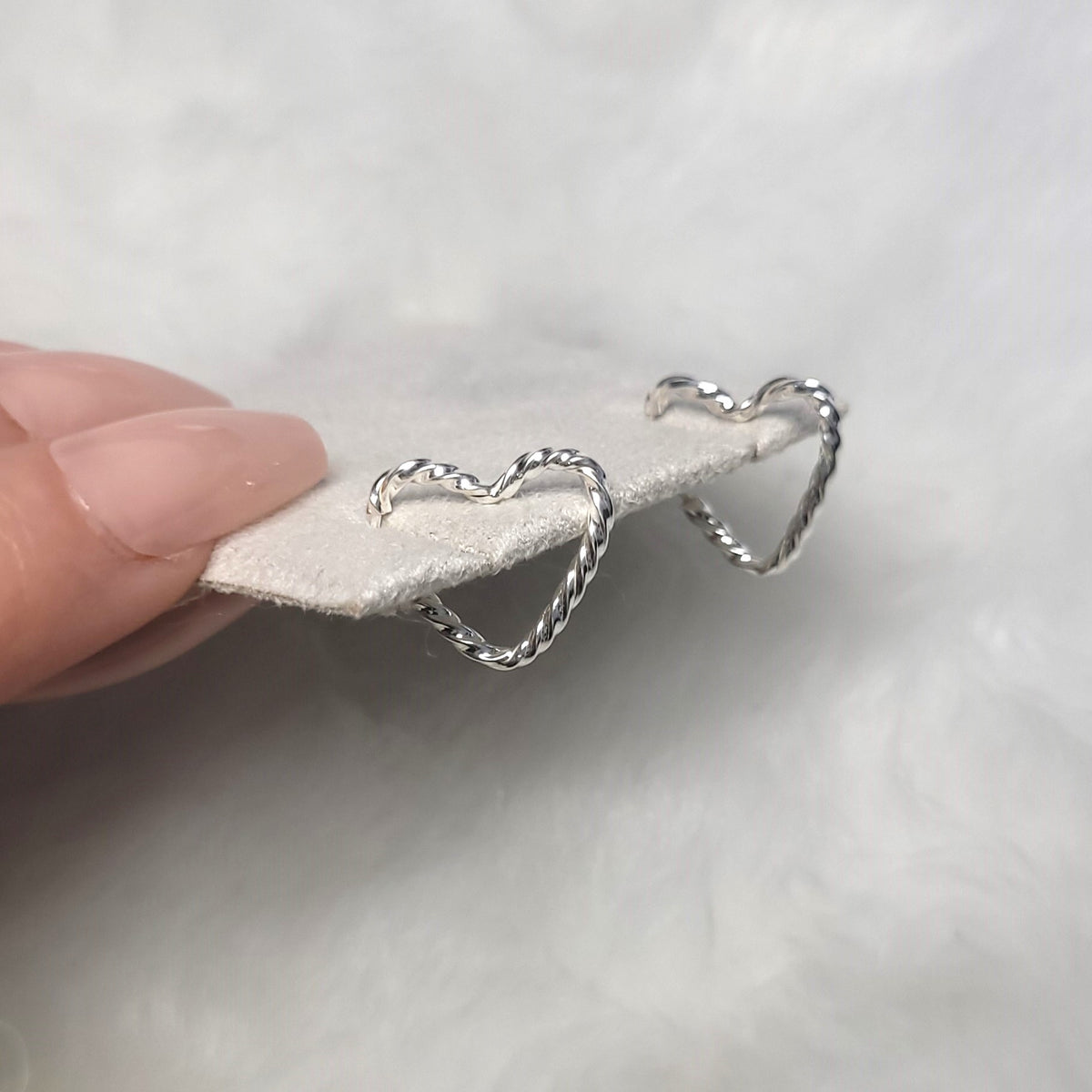 Coração vazado torcido 16mm