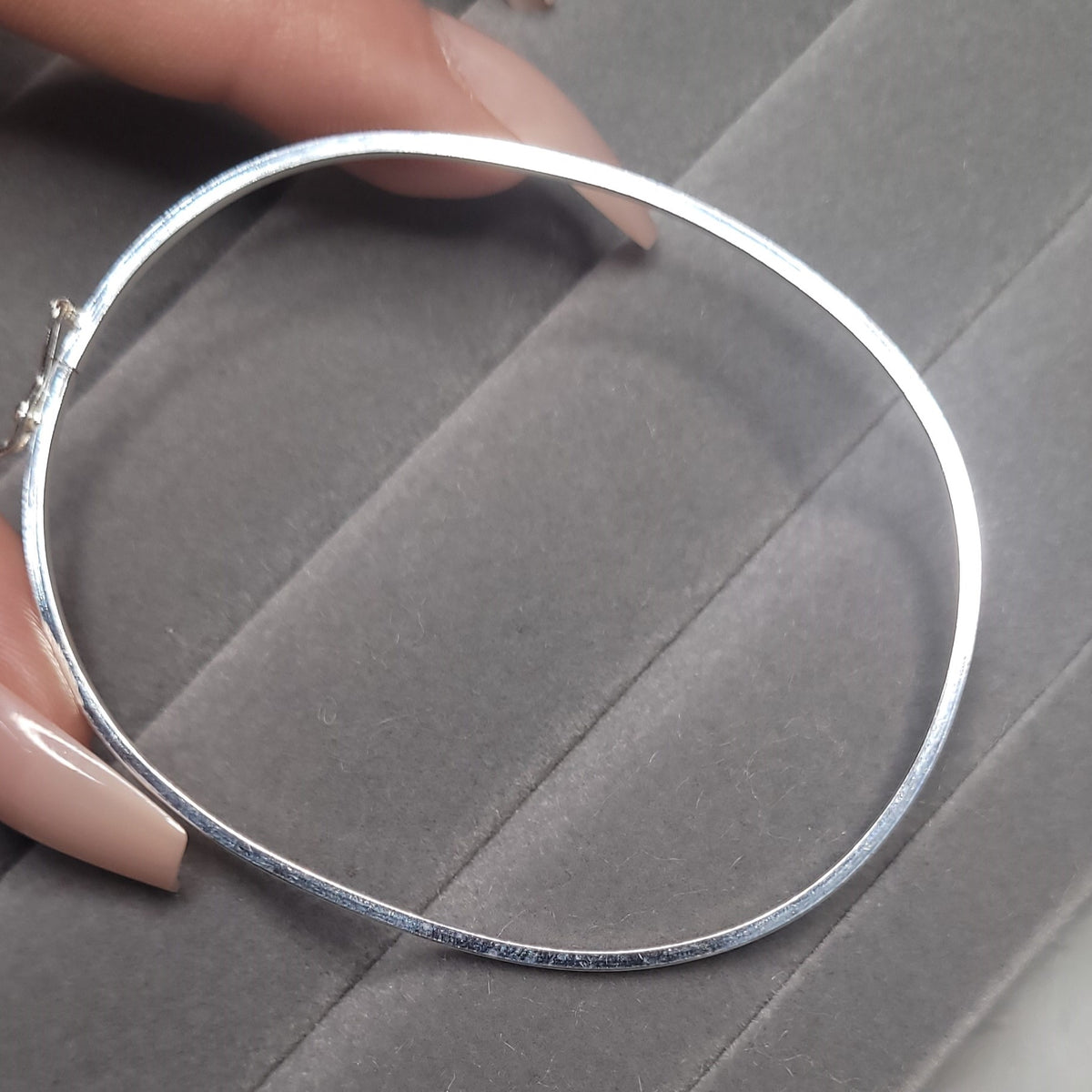 Bracelete oval fio quadrado 7cm