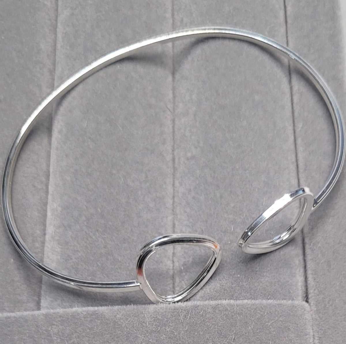 Bracelete Oval com Triângulos Duplos ajustável