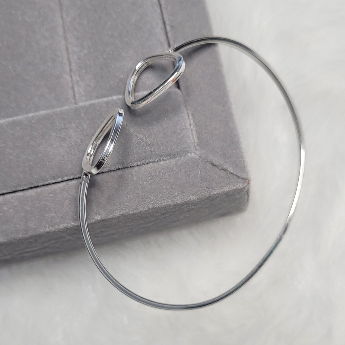 Bracelete Oval com Triângulos Duplos ajustável