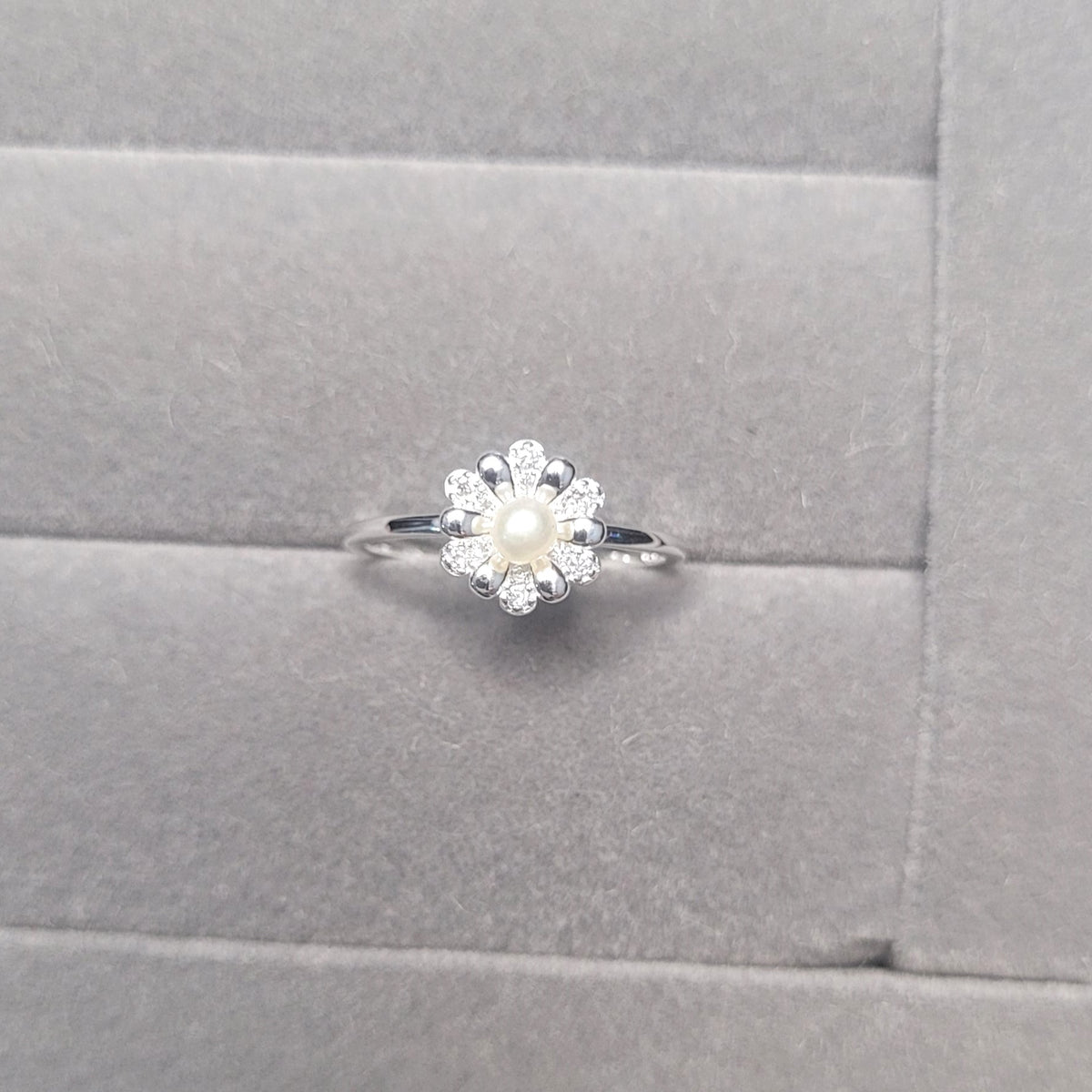 Anel floral cravejado pérola