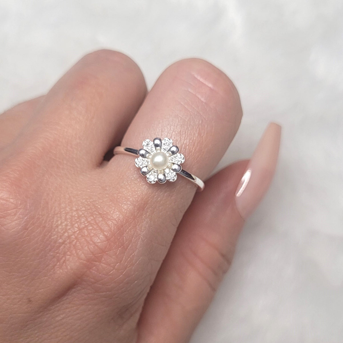 Anel floral cravejado pérola