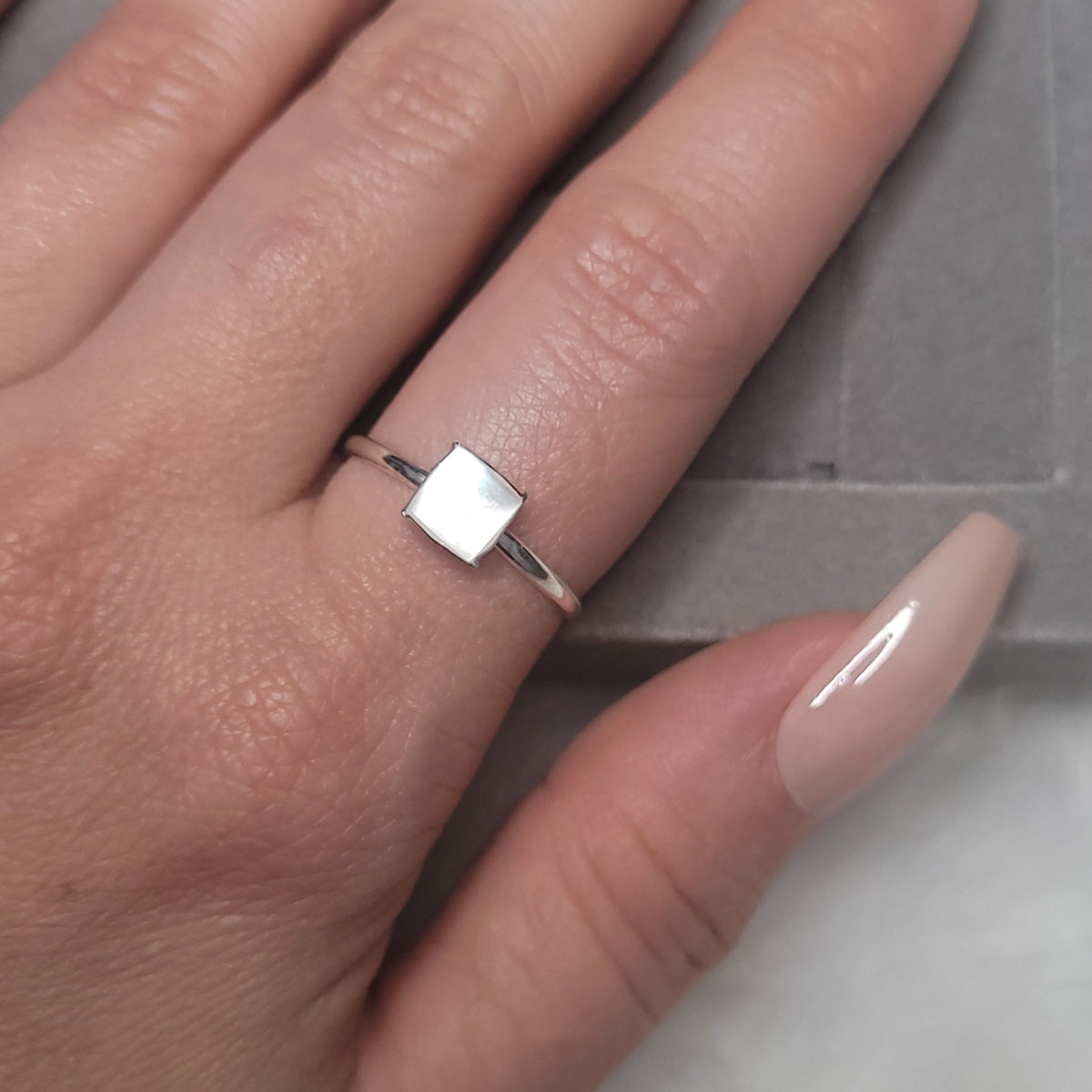 Anel solitário madrepérola quadrado