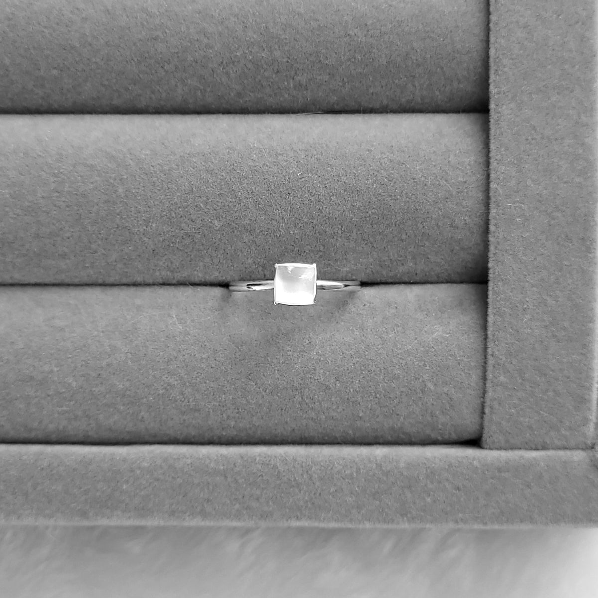 Anel solitário madrepérola quadrado