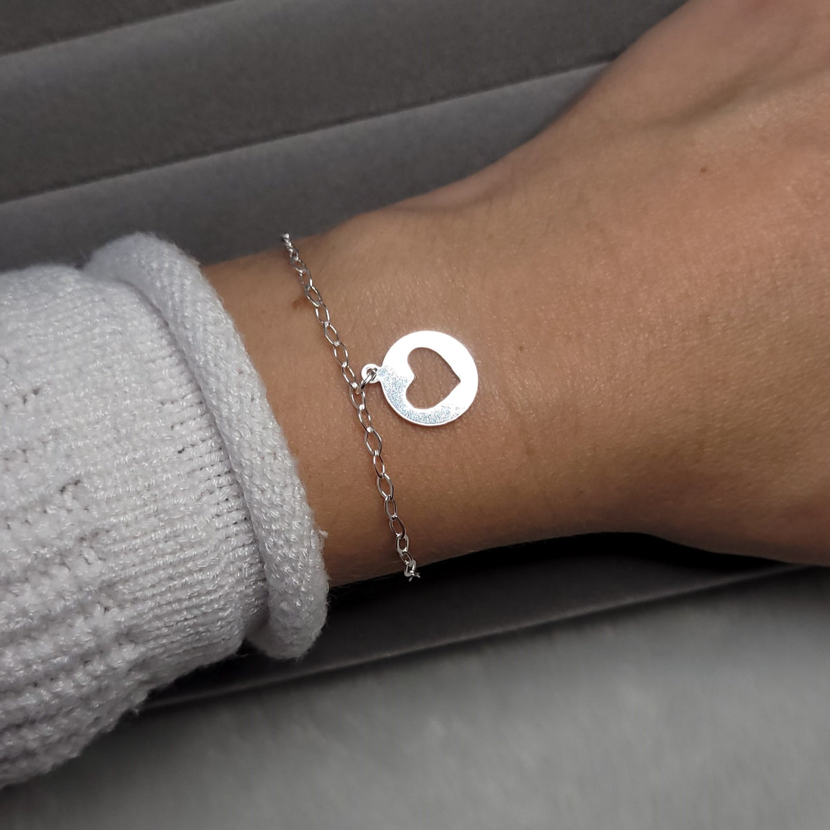 Pulseira elos pingente coração vazado