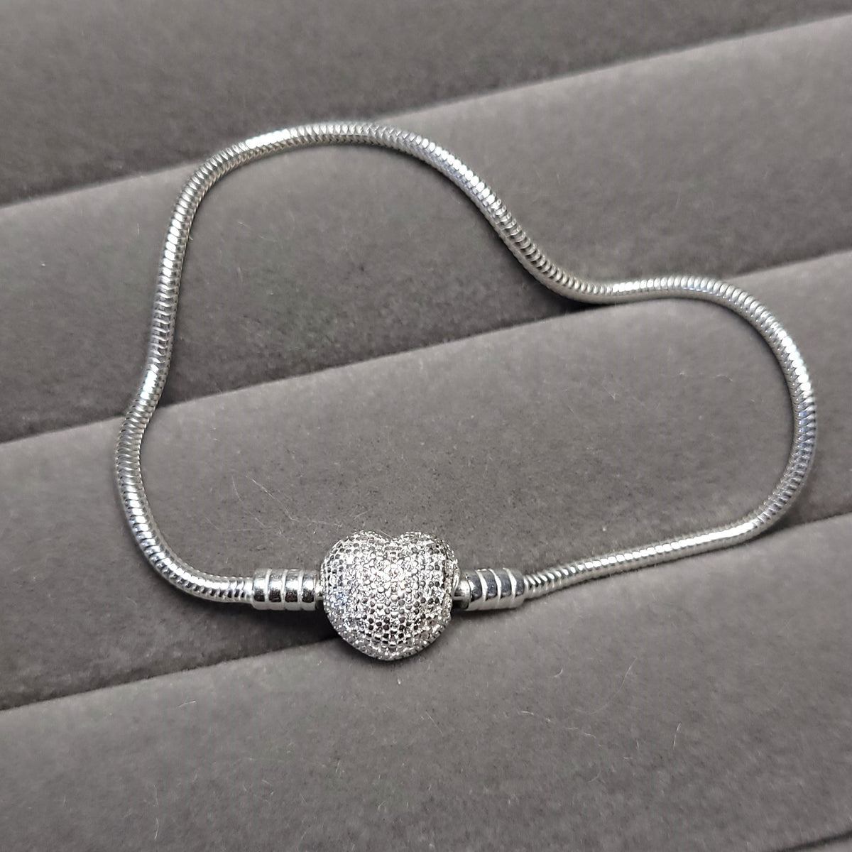 Pulseira Pandora berloques coração cravejado