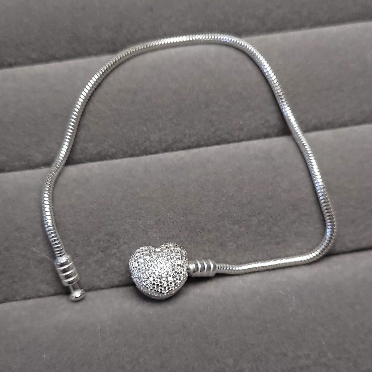 Pulseira Pandora berloques coração cravejado