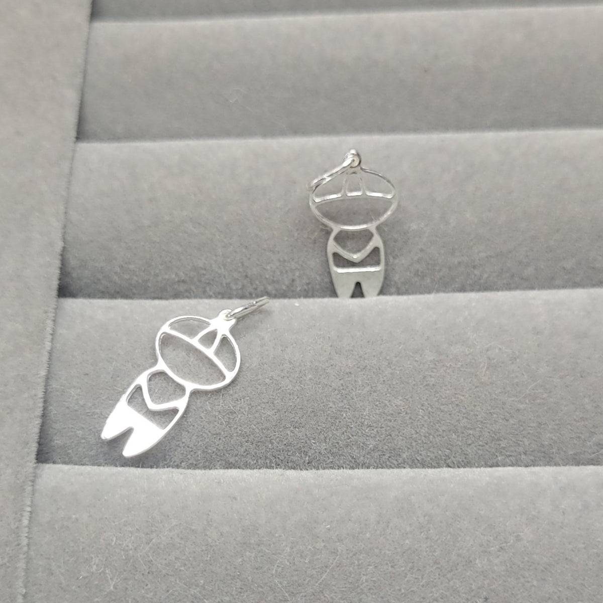 Pingente 2 meninos laço inseparável