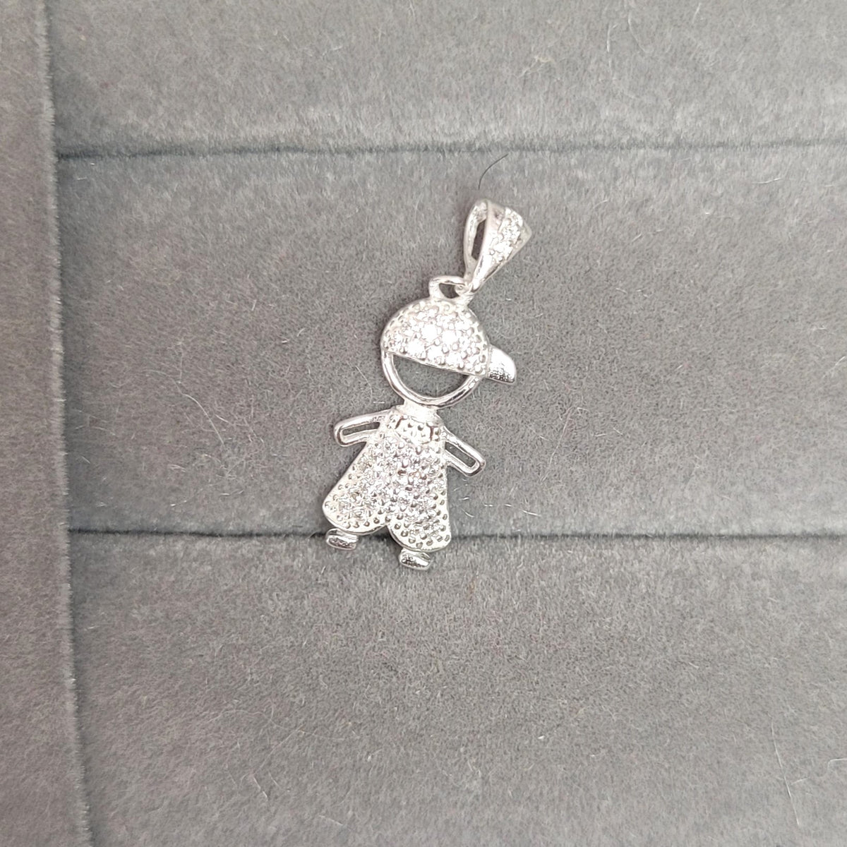 Pingente menino cravejado de zircônia 1,8cm