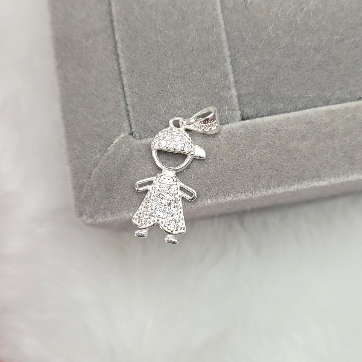 Pingente menino cravejado de zircônia 1,8cm