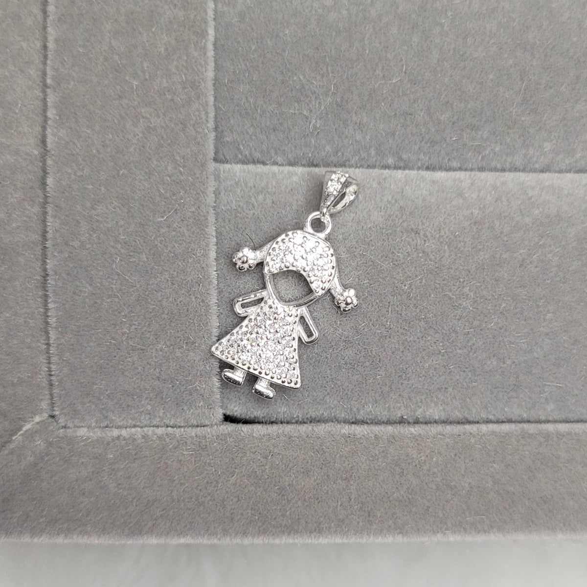 Pingente menina cravejado de zircônia 1,8cm
