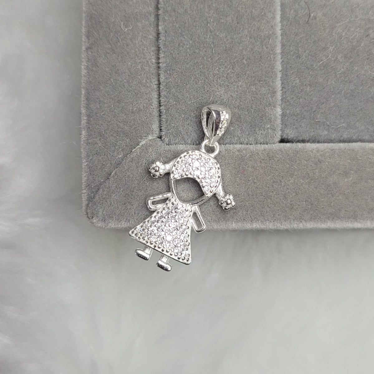 Pingente menina cravejado de zircônia 1,8cm