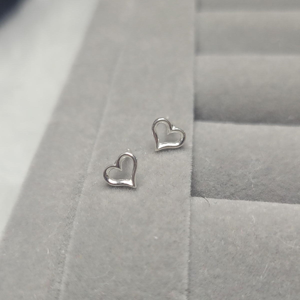 Brinco coração vazado infantil