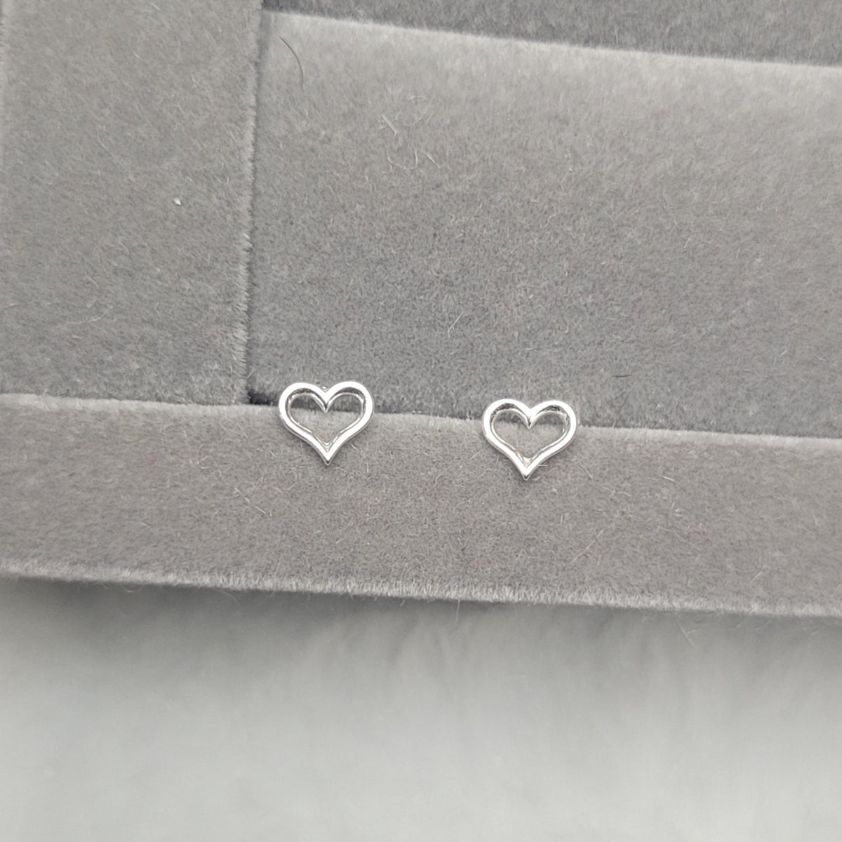 Brinco coração vazado infantil