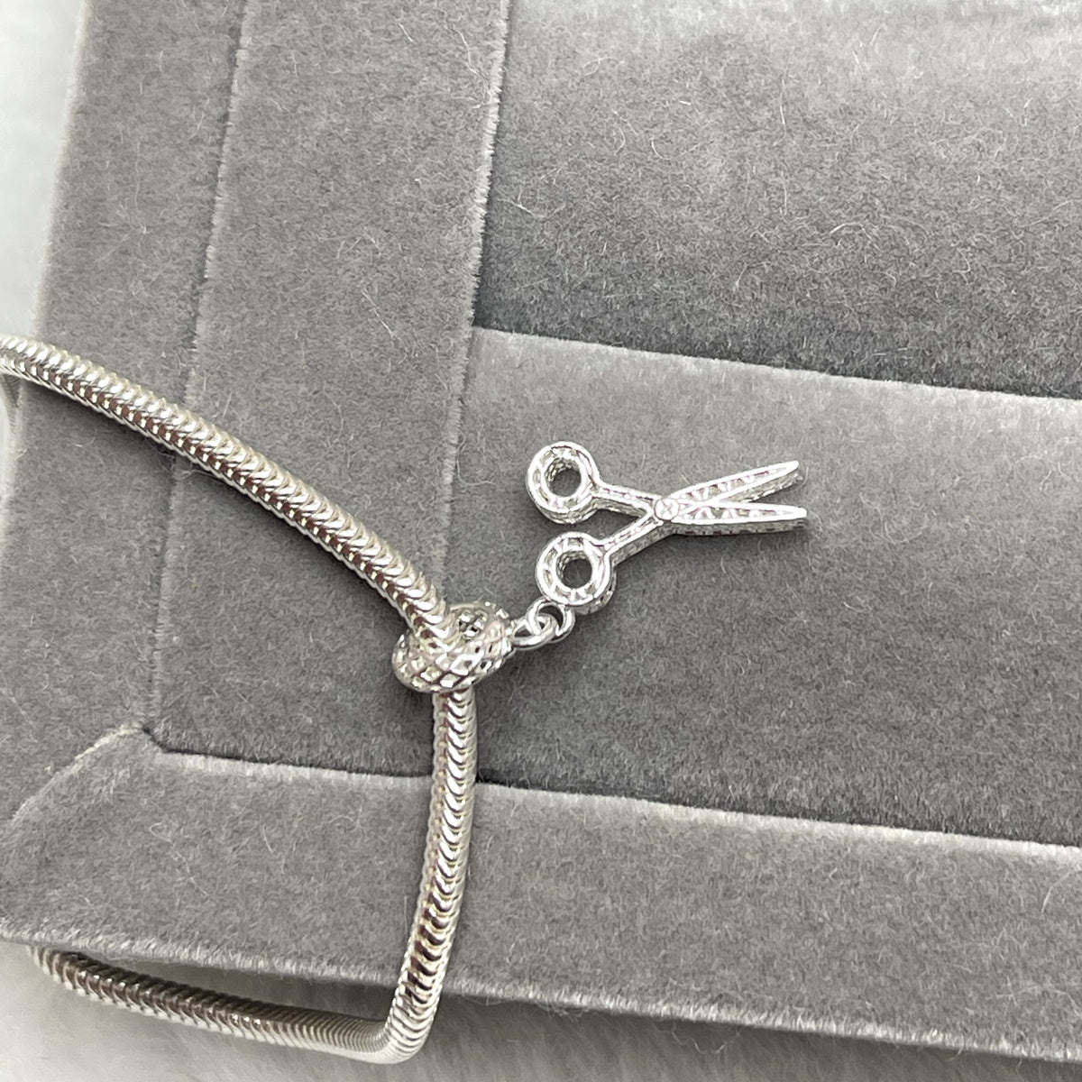 Berloque Tesoura Corte de Luxo