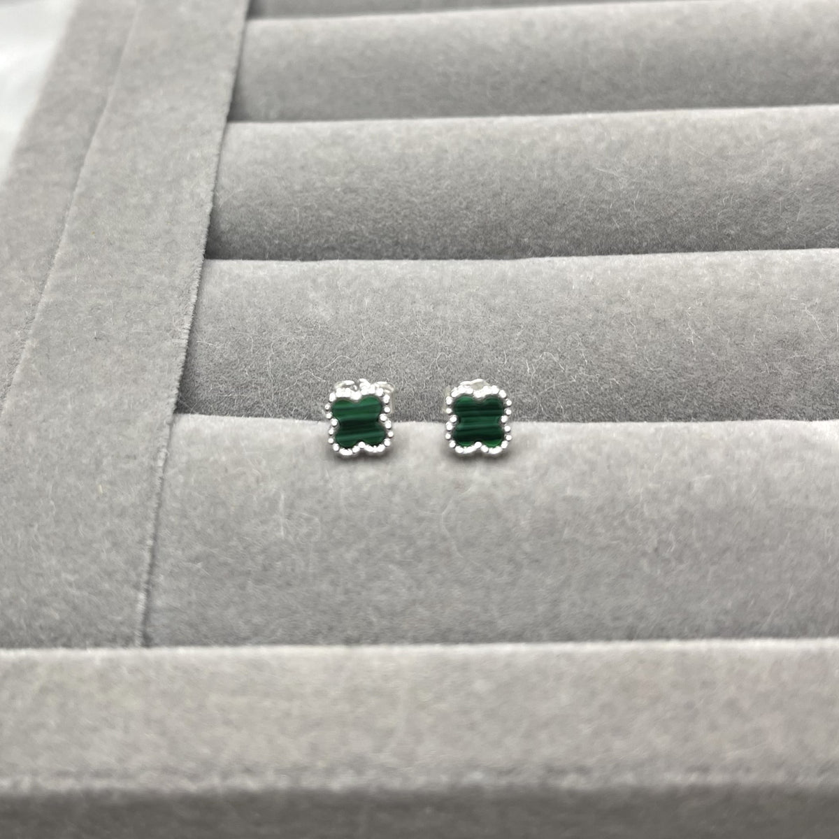 Brinco Trevo verde 6,8mm