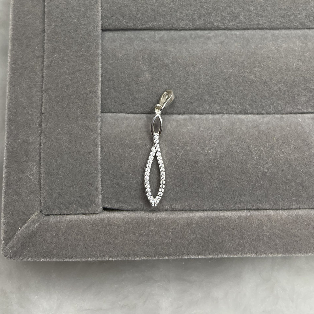 Pingente Gota Vazada Cravejada