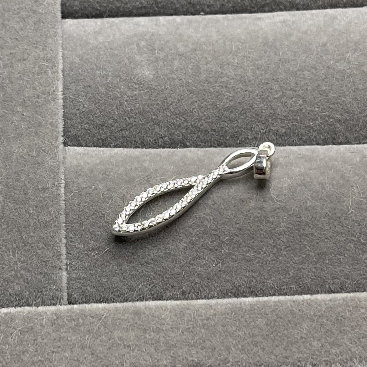 Pingente Gota Vazada Cravejada