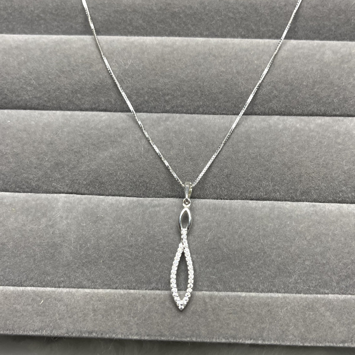 Colar choker 40cm Gota Vazada Cravejada