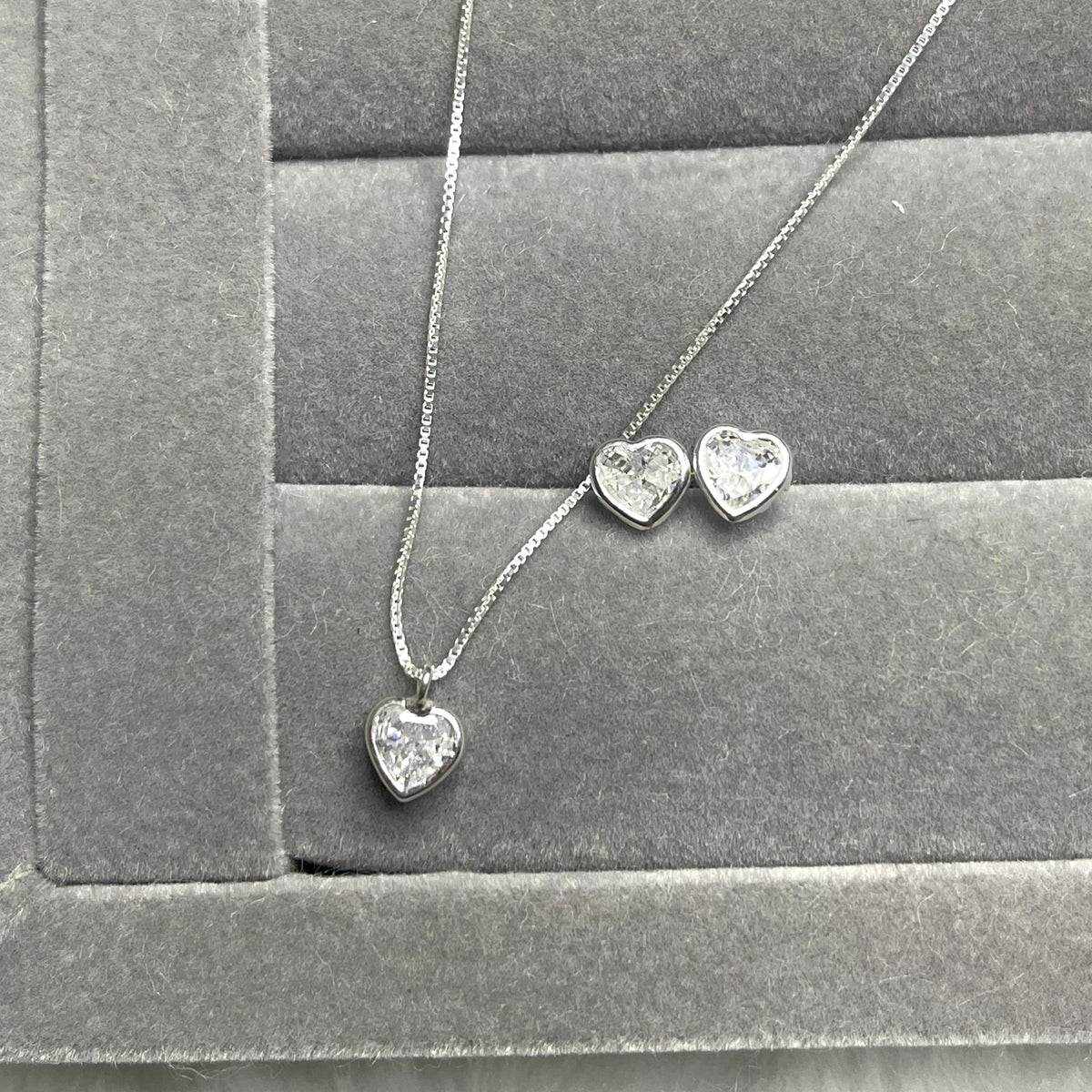 Conjunto Colar Ponto de Luz Coração e Brincos