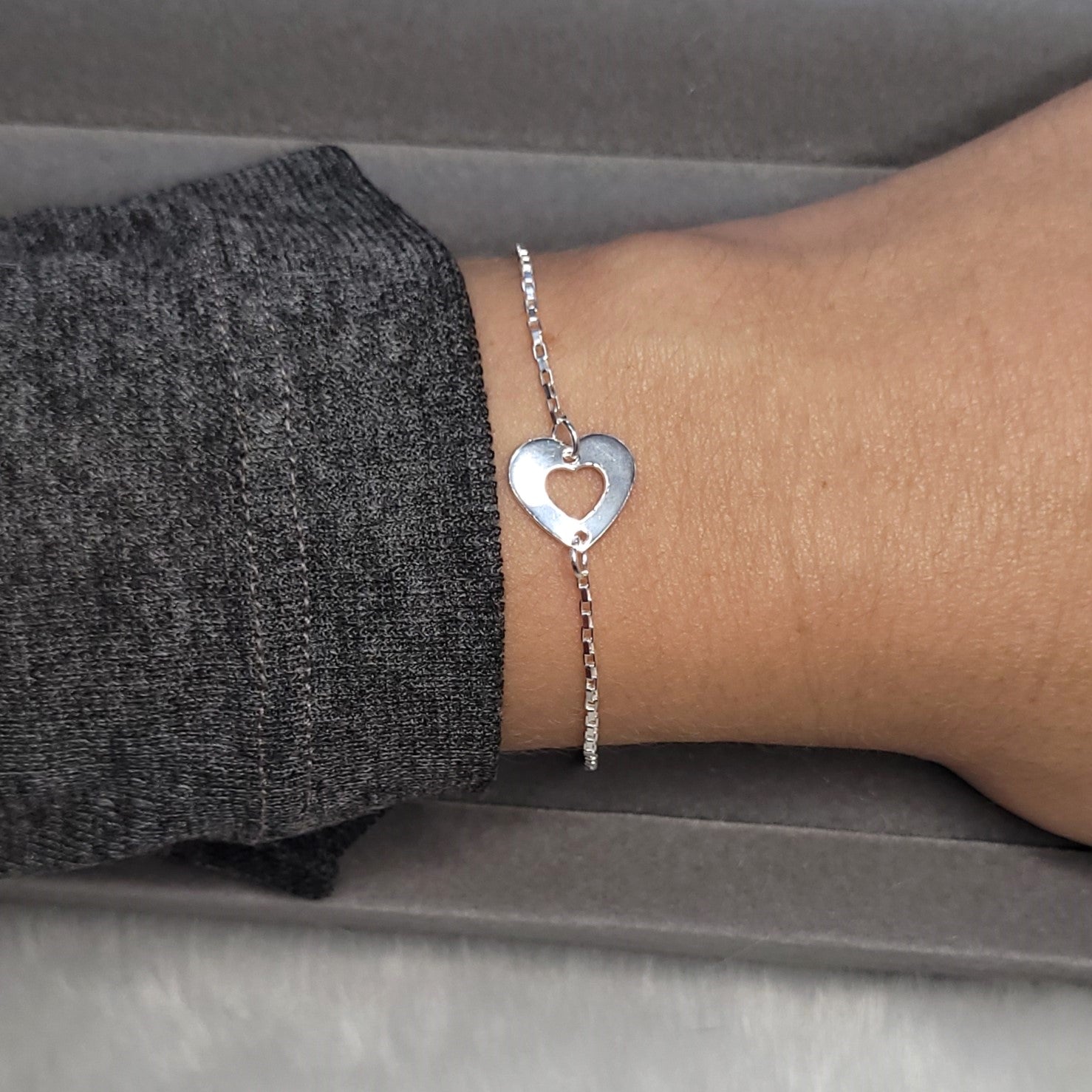 Pulseira cartier entremeio pingente coração vazado