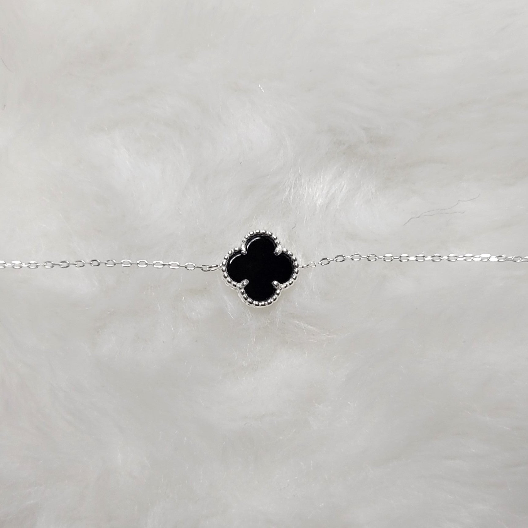 Pulseira trevo negro regulável