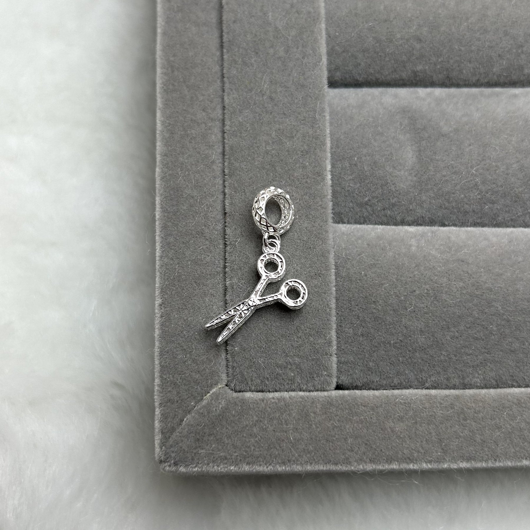 Berloque Tesoura Corte de Luxo