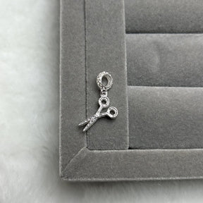 Berloque Tesoura Corte de Luxo