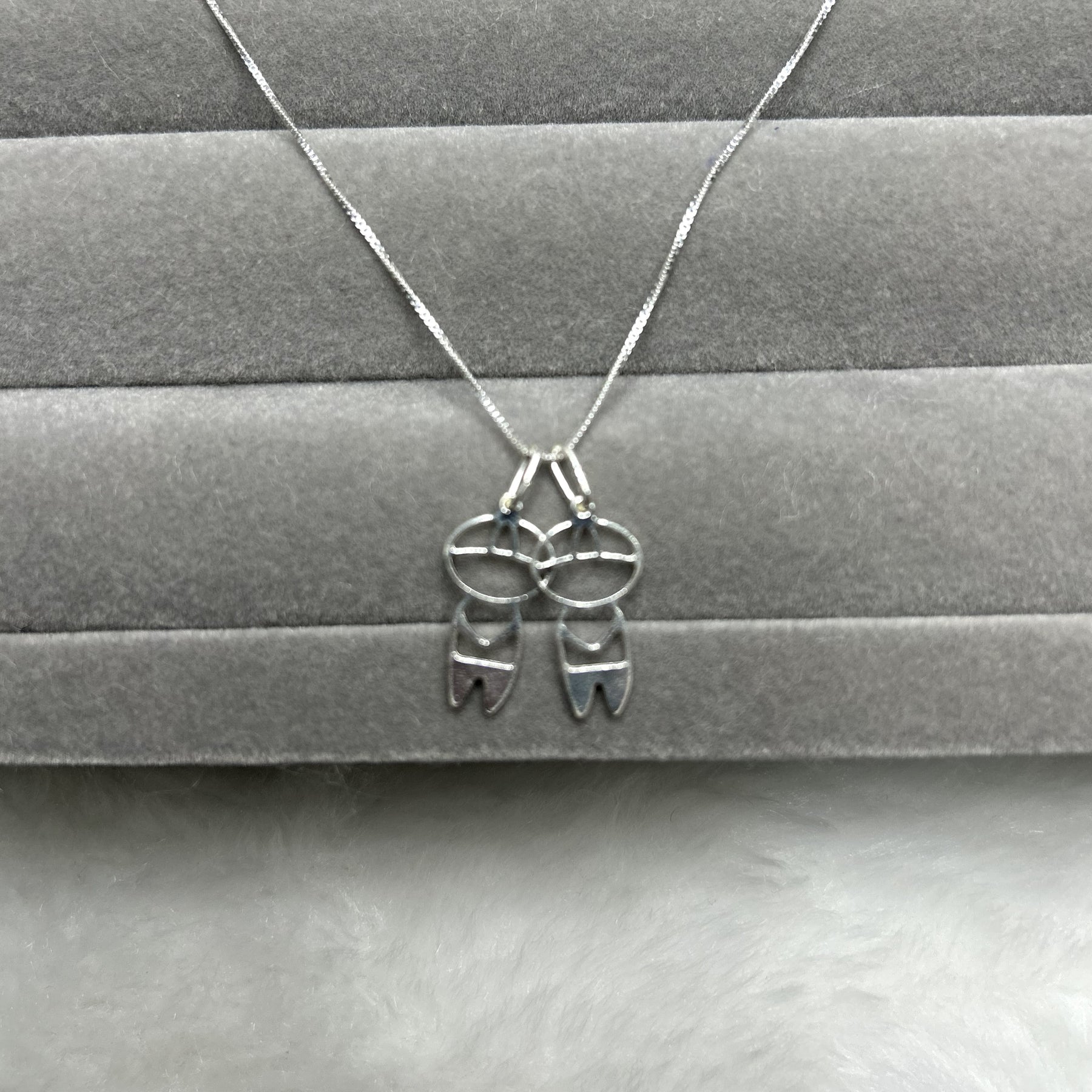 Colar 2 meninos laço inseparável