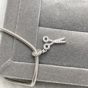 Berloque Tesoura Corte de Luxo