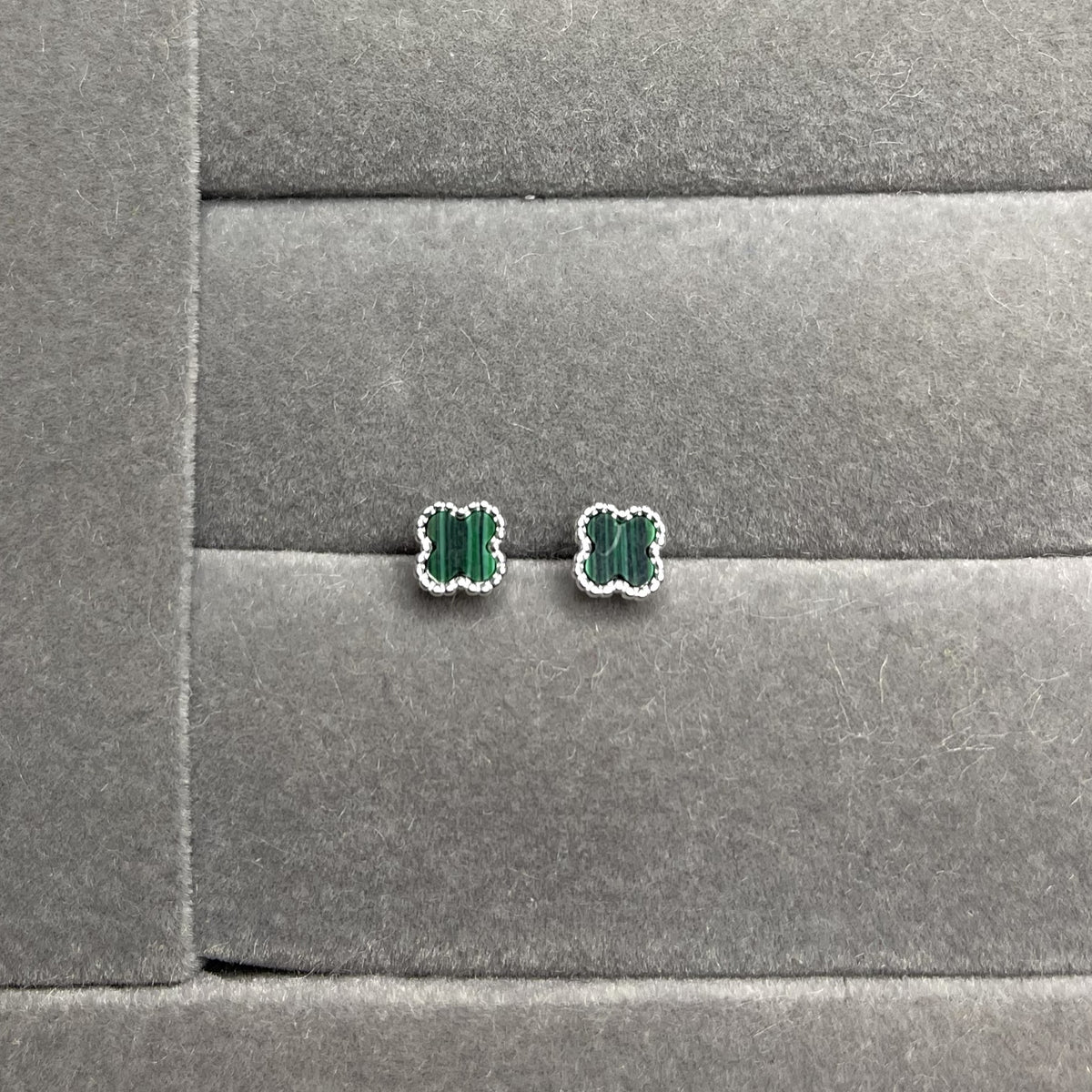 Brinco Trevo verde 6,8mm