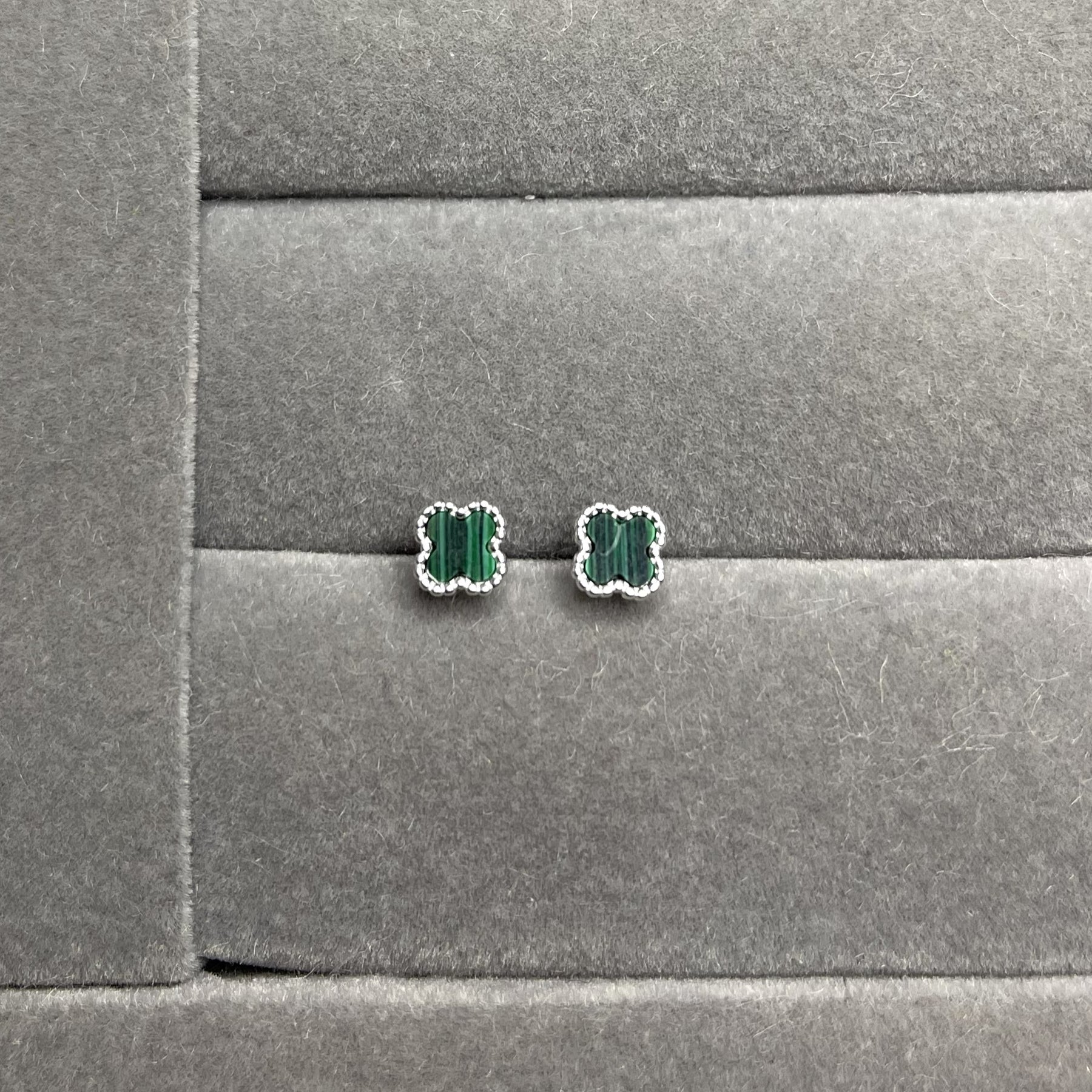 Brinco Trevo verde 6,8mm