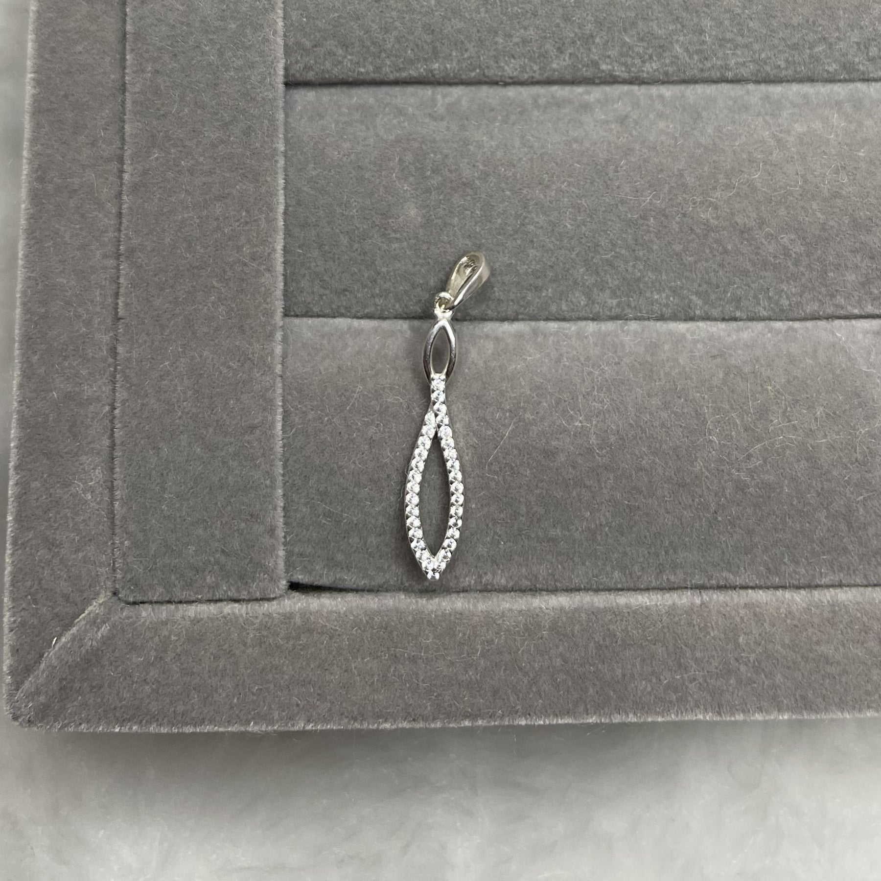 Pingente  Gota Vazada Cravejada