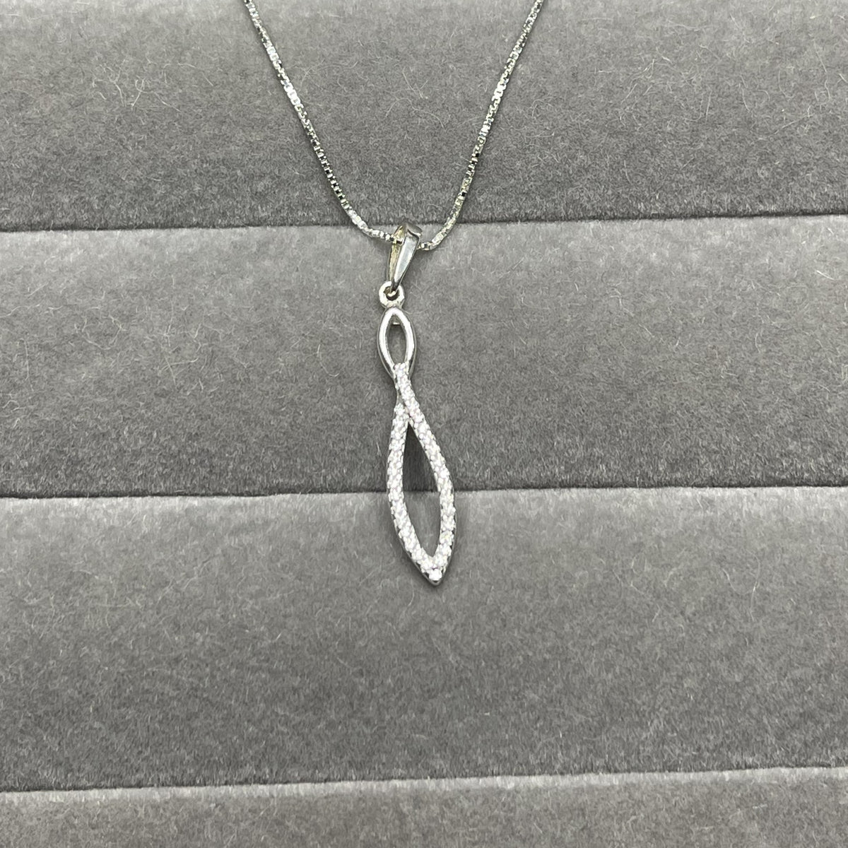 Colar choker 40cm  Gota Vazada Cravejada