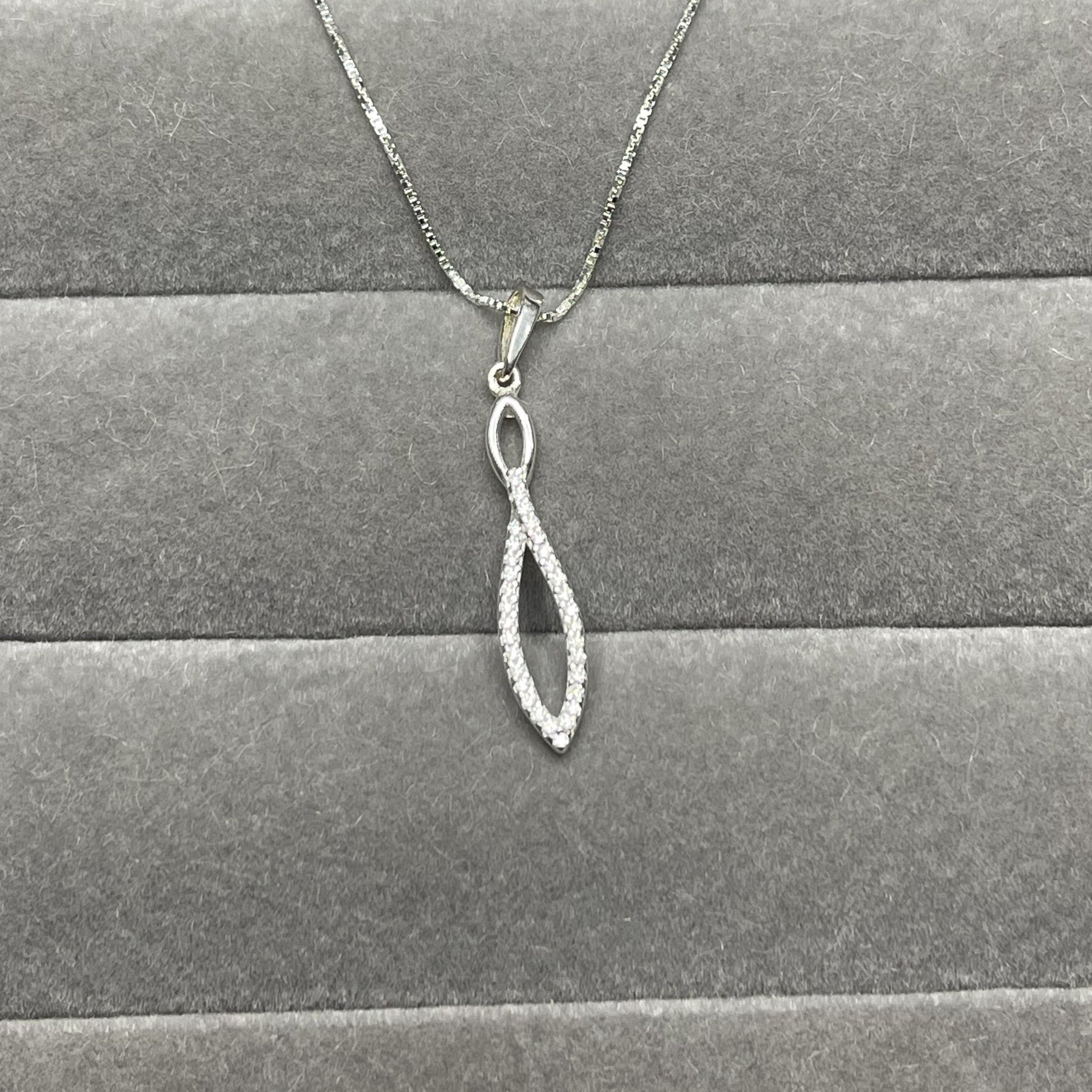 Colar choker 40cm  Gota Vazada Cravejada