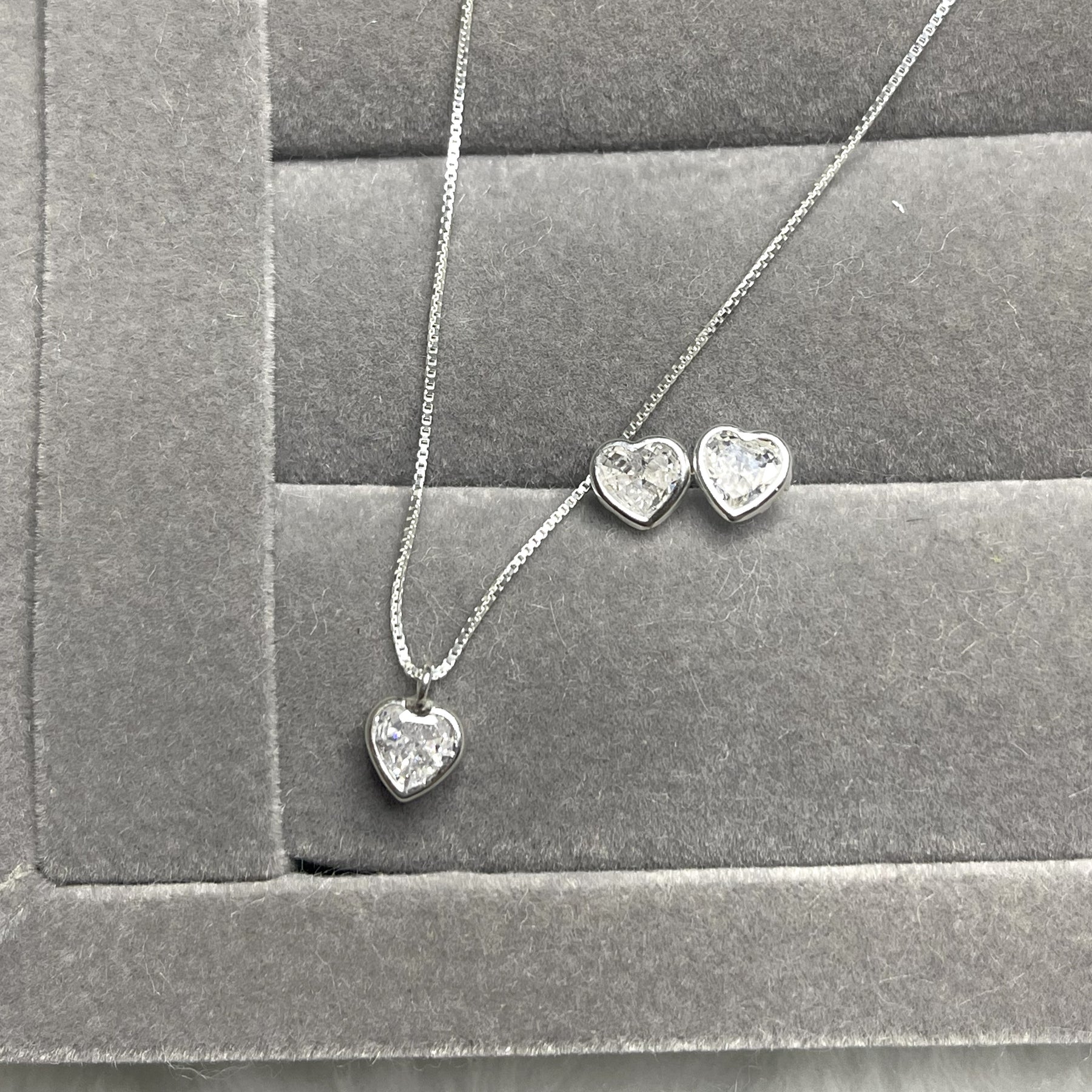 Conjunto Colar Ponto de Luz Coração e Brincos