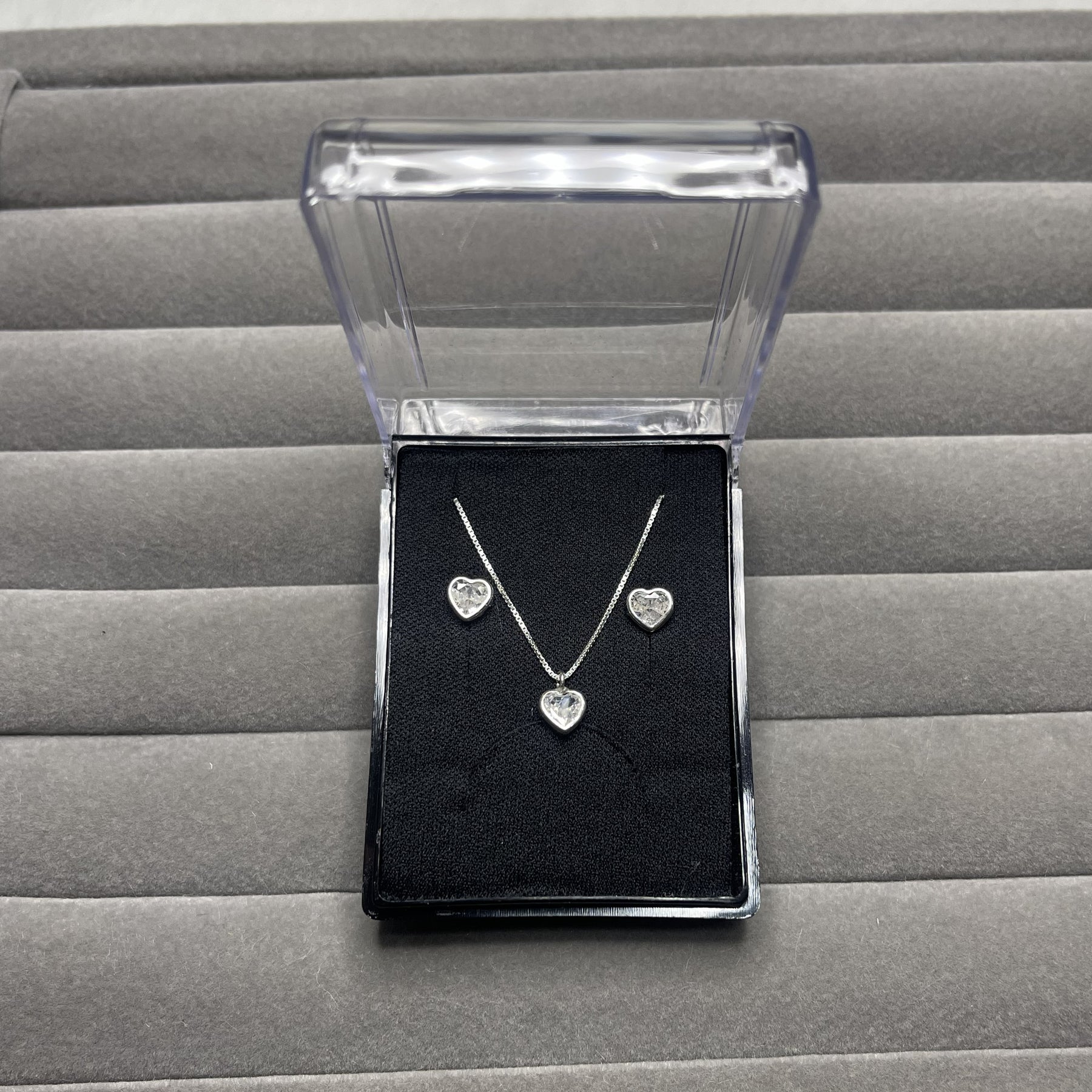 Conjunto Colar Ponto de Luz Coração e Brincos